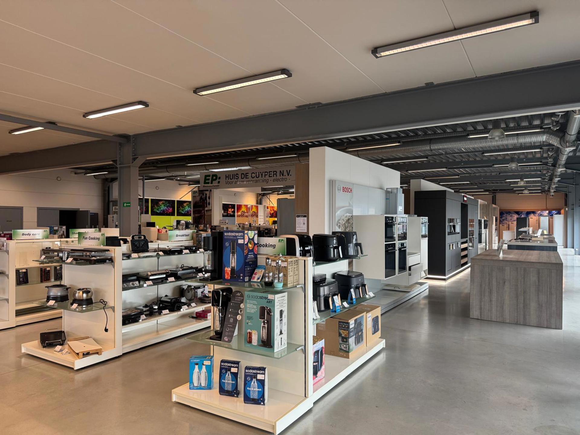 Prachtig gebouw bestaande uit magazijn met kantoren/showroom te koop - foto 5
