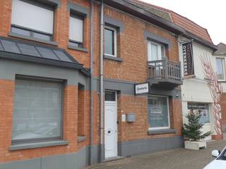 Bent u op zoek naar een comfortabele en moderne woning op een vlot bereikbare locatie? Dan is deze woonst in Adinkerke precies wat u zoekt!De...