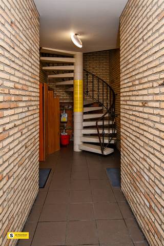 Dit charmant appartement in het hart van Westmalle biedt een comfortabele en praktische woonervaring. Met een bewoonbare oppervlakte van 67m²,...