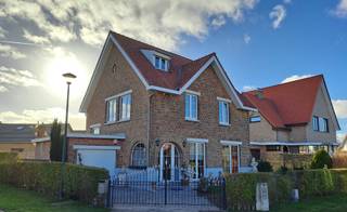 🌼 Charmante Alleenstaande Erfgoedvilla “Villa Forget Me Not” in Bredene Duinen<br />Bent u op zoek naar een karaktervolle, alleenstaande villa op topligging vlakbij zee en duinen?<br />Maak kennis met Villa Forget Me Not (Onroerend Erfgoed ID 54357), een unieke woning uit ca. 1927, centraal gelegen in het gegeerde Bredene Duinen.<br />Deze verzorgde ééngezinswoning met authentieke charme bevindt zich op een perceel van 424 m² met zonnige zuidgerichte tuin. De woning beschikt over 4 slaapkamers, bureau, 2 badkamers, ruime leefruimte met erker, open keuken en garage.<br />Gelegen in een residentiële omgeving op slechts 100 m van de duinen en 300 m van dorpskern en scholen, met bushalte op wandelafstand (Mobiscore 8.3/10).<br />Recent vernieuwde badkamer (2025), vernieuwd en geïsoleerd dak.<br />EPC-label D.<br />