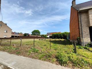 Terrain à construire à vendre près du centre d'Asse.Le terrain 3a 7ca est situé dans une rue calme, tout en étant proche du centre. Il s'agit d'un terrain à construire pour l'établissement d'une maison deux façades. Situé dans un lotissement (lot 4) avec les exigences suivantes:La maison doit être construite à une distance de 5m derrière la future ligne de construction. (10m de l'axe de la rue)La profondeur de la maison principale est de maximum 10 m.La maison peut être pourvue de 2 étages qui doivent former un ensemble architectural. Pente minimale des plans de toiture (toit en bâtière) de 45°. Hauteur minimale de 6m50 et corniche maximale de 8m. Les annexes attenantes ont une profondeur maximale de 5m et une hauteur maximale de 3m.Plus d'informations par téléphone ou au bureau ? Contactez-nous à info@structura ou au 02/460 80 46.