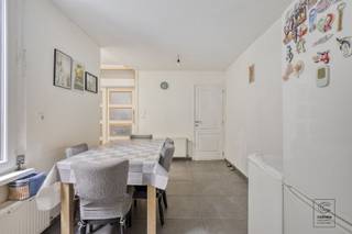 <p>Bij het betreden van deze <strong>charmante woning</strong> komt u terecht in de inkomhal, die toegang biedt tot de gezellige eetkamer en de <strong>geïnstalleerde keuken</strong>. De keuken is uitgerust met alle hedendaagse comfort, waaronder een oven, microgolfoven en een 4-pits gasvuur. Via een dubbele deur bereikt u de <strong>lichtrijke woonkamer</strong>. Op de eerste verdieping bevinden zich de ruime masterbedroom, een tweede slaapkamer en de stijlvolle badkamer. Deze is voorzien van een inloopdouche, dubbele lavabo en aansluiting voor wasmachine/droogkast. De tweede verdieping biedt plaats aan nog drie extra slaapkamers, ideaal als kinderkamers, bureau of hobbyruimte.</p><p>Tot slot beschikt de woning over een <strong>gezellige stadskoer</strong> met veel potentieel.</p><p>Extra troeven:<br />- EPC: 331 kWh/m² (D-score → GEEN renovatieverplichting) <br />- Perceelscore A, gebouwscore A<br />- Niet gelegen in (mogelijk) overstromingsgevoelig gebied, noch in afgebakend overstromingsgebied of risicozone<br />- Bestemming: woongebied, verdere stedenbouwkundige informatie in aanvraag</p><p>Nabij school, winkels, autosnelweg, openbaar vervoer, etc. Voor meer info ga naar www.coenenvastgoed.be of bel 03/375.82.92.</p>