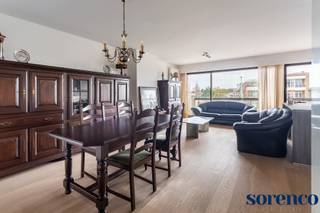 <p><strong>Sale & Rentback – Vastgoedinvestering met stabiele huurinkomsten.</strong></p>
<p><strong>De huidige eigenaar wordt na de notariële akte vaste huurder via een afgesproken huurcontract.</strong></p>
<span><span>Dit modern en goed onderhouden 2 slaapkamer appartement met terras bevindt zich in een gerenoveerd gebouw dd. 2012 en geniet van een uitstekende locatie te Berchem in de gegeerde Pulhofwijk. </span></span>Op wandelafstand bevinden zich tal van voorzieningen zoals supermarkten, het Brilschanspark, scholen, station Berchem en belangrijke in- en uitvalswegen. Bovendien bevinden zich in de buurt trendy restaurants zoals TamTam, Da Fellini en Chasse Royale. De uitstekende bereikbaarheid, openbaar vervoer op wandelafstand en de bruisende buurt maken dit appartement tot een uiterst toegankelijke én aantrekkelijke investering.<span><span><br /></span></span><br /><span><span>INDELING</span><br /><br /></span>De ruime LEEFRUIMTE van ca. 43m² geniet van veel lichtinval en geeft uit op een gezellig TERRAS aan de voorzijde. Aansluitend bevindt zich de open KEUKEN van het kwaliteitsmerk Siematic, uitgerust met een kookeiland met zitgedeelte, opbergkasten en toestellen; een spoelbak, elektrische kookplaat, dampkap, oven en een vaatwasser. Verder is er een praktische WASRUIMTE/berging met aansluiting voor wasmachine en droogkast. <br />De BADKAMER beschikt over zowel een douche als een ligbad, en is afgewerkt met een moderne wastafel. Het toilet is apart. <br />De MASTERBEDROOM van ongeveer 15m² en de tweede SLAAPKAMER van ca. 9m², beide op parket geven uit op het achtergelegen TERRAS van zo’n 8m², waar je in alle rust kan genieten.<br /><br />Daarnaast beschikt het appartement over een ruime kelderberging.<br /><br /><span><span><strong>BIJZONDERHEDEN:</strong></span><br />* SALE & RENTBACK – Zorgeloos investeren met vaste huuropbrengst<br /></span><span>* Ruim en modern 2 slaapkamerappartement in de begeerde Pulhofwijk te Berchem<br /></span>* Volledig gerenoveerd in 2012<br />* Conforme keuring, asbestvrij, EPC 116kWh/m²<br />* Inclusief kelderberging