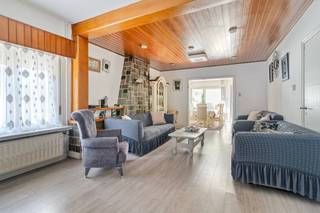Deze half open woning is verrassend ruim en altijd goed onderhouden.<br />Op het gelijkvloers is er een grote slaapkamer, een living met aansluitend de keuken met veel natuurlijke lichtinval en een te renoveren badkamer.<br />De eerste verdieping bestaat uit 3 slaapkamers.<br />Achteraan de woning is er een garage met automatische poort en zijn er extra bergplaatsen.<br />De diepe tuin is toegankelijk langs de voor- en achterkant.<br />Een groot pluspunt is dat de oude ramen vervangen zijn door PVC ramen met dubbel glas en op de meeste slaapkamers zijn er rolluiken.<br />De woning is ook recent uitgerust met een condensatie gasketel.<br />Deze woning beschikt over een energielabel D, waardoor u geen renovatieverplichting heeft.<br /><br />Kortom een instapklare woning met veel mogelijkheden.