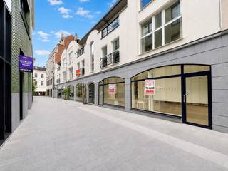 Dit veelzijdige handelspand bevindt zich in een zijstraat van de Lange Steenstraat, dé winkelstraat van Kortrijk, en geniet van een uitstekende visibiliteit dankzij de ruime vitrine aan de straatzijde. Bij het betreden van het pand komt u terecht in een centrale ontvangstruimte met aansluitend vijf afzonderlijke kamers, een wasplaats/keuken en een apart toilet. Dankzij de modulaire en geïsoleerde wanden kan de indeling eenvoudig aangepast worden aan uw specifieke activiteiten of wensen.<br /><br />Elke ruimte beschikt over water- en elektriciteitsaansluitingen, waardoor het pand perfect inzetbaar is voor diverse professionele doeleinden. Daarnaast zorgen het ventilatiesysteem, de centrale verwarming en de mogelijkheid tot airconditioning voor een aangename en comfortabele werkomgeving. Met een gunstige EPC-score B geniet u bovendien van een energiezuinig pand met lage verbruikskosten. Dit pand biedt tal van mogelijkheden voor onder meer een schoonheidssalon, nagelstudio, kapsalon, kinesitherapiepraktijk, winkelruimte of kleinschalig horeca-concept. <br /><br />Extra troef: recht tegenover het pand bevindt zich een nieuwbouwproject met 75 studentenkamers. Hierdoor ontstaat eveneens een interessante opportuniteit voor studentgerichte concepten zoals een copyshop, broodjeszaak of andere commerciële activiteiten gericht op een jong en dynamisch publiek. Voor klanten en medewerkers zijn er bovendien verschillende ondergrondse parkeermogelijkheden in de nabije omgeving.<br /><br />Eventueel opsplitsbaar in 2 aparte handelsruimtes van 50m². <br /><br />Interesse om hier uw zaak op te starten? Bel of mail Jasper 0479/27 71 92 - Jasper@immopottelberg.be
