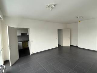 Ruim appartement van ca. 90 m² in het centrum van Brasschaat, op wandelafstand van winkels, openbaar vervoer en parkeergelegenheid.<br /><br />Het appartement bevindt zich op de 2de verdieping en beschikt over een inkomhal met gastentoilet en vestiairekast/bureaumeubel, twee slaapkamers (15 en 8 m2) en een badkamer met bad en lavabo. De ruime keuken en lichtrijke living bieden een aangenaam zicht op het park van Brasschaat, wat zorgt voor een groene en rustige woonomgeving.<br /><br />Een ondergrondse kelderberging is inbegrepen in de huurprijs.<br /><br />Maandelijkse provisie van €125 (exclusief de huurprijs), met inbegrepen verwarming.<br /><br />Ideaal voor wie comfortabel en centraal wil wonen in een aangename omgeving.