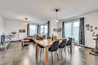 Voor meer info of een bezoek, bel 053 59 49 32 - Dit gelijkvloers appartement van ca. 100 m² is ruim, praktisch ingedeeld en ligt op een...