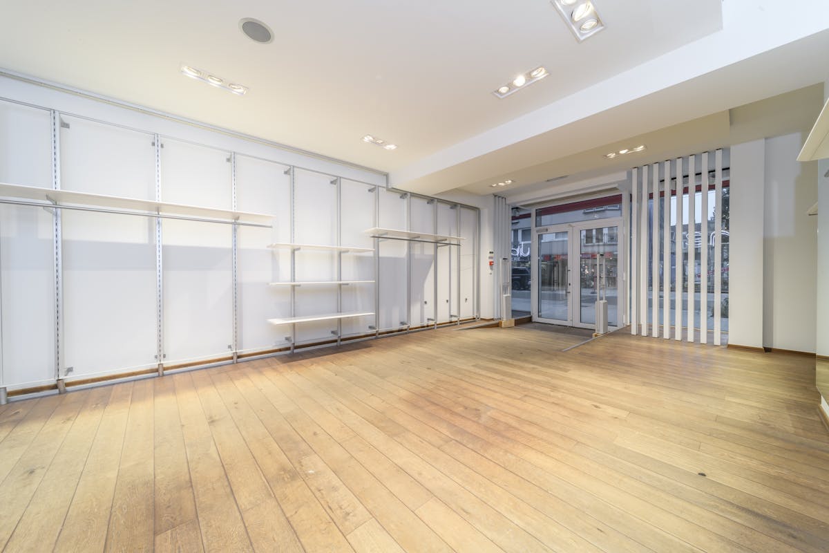 Ruim handelsgelijkvloers (415m²) te huur in De Panne - foto 5