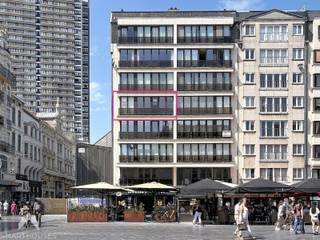 <p>Ruim appartement van 112 m², centraal gelegen met prachtig zicht op het Wapenplein en een ver zeezicht. Het appartement bevindt zich op de vierde verdieping en is bereikbaar via lift of trap. In de gemeenschappelijke gang beschikt u bovendien over een privatieve bergkast.</p>
<p>Via de ruime inkomhall, met grote ingemaakte kast, heeft u toegang tot alle ruimtes. De lichtrijke leefruimte met gezellige zit- en eethoek geniet u van een mooi uitzicht op het Wapenplein. Aansluitend bevindt zich de grote keuken met alle keukentoestellen, eveneens met aangenaam zicht op het plein. Naast de keuken is er een berging met grote ingemaakte kast en wasplaats voorzien.</p>
<p>Verder beschikt het appartement over een apart gastentoilet, twee ruime slaapkamers met ingemaakte kasten en een badkamer uitgerust met douche/bad, dubbele lavabo en toilet. Beide slaapkamers geven toegang tot het balkon waar u kan genieten van een ver zeezicht. Het balkon beschikt over een extra berging.<br />Een ruim en goed ingedeeld appartement op een topligging, ideaal als vaste woonplaats, tweede verblijf of investering aan zee.</p>
Extra troeven<br /><br />
<ul>
<li>hoogrendementsramen</li>
<li>elektrische gordijnen</li>
<li>gezamenlijke afgesloten fietsenstalling</li>
<li>mogelijkheid tot aankoop garage</li>
<li>instapklaar</li>
</ul>
Deze woning is te koop ZONDER makelaar via het concept van Smart Houses. Wenst u verdere inlichtingen of een bezoek? Contacteer rechtstreeks de eigenaar via 0488/07.37.41