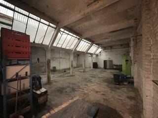 Ontdek dit ruime magazijn, ideaal gelegen in de Rekkemsestraat te Marke.Het gebouw heeft een totale bruikbare oppervlakte van 555 m² en bevindt zich...