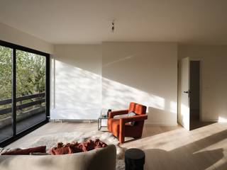 <strong>Coupure Rechts – Lichtrijk gerenoveerd éénslaapkamerappartement met terras en zicht op het water</strong>.<br /><br /><em>Voor meer informatie, mail naar info@carloeggermont.be</em><br /><br />In een goed onderhouden residentie uit de jaren ’80 bevindt zich dit gerenoveerde appartement op de vierde verdieping. Dankzij de ligging aan de Coupure Rechts is het appartement de ideale waardevaste investering en uitvalsbasis in het centrum van de stad.<br /><br />Indeling: <br />Inkomhal met toilet. De leefruimte is open en lichtrijk, en kan praktisch worden ingericht met een zit- en eetgedeelte. De keuken is open en ingericht met kookplaat, oven en frigo met diepvries. Aansluitend bevindt zich een functionele berging met aansluiting voor wasmachine en droogkast.<br /><br />De aparte slaapkamer beschikt over een ensuite douchekamer.  <br /><br />Vanuit elke ruimte is er toegang tot het terras, dat een aangenaam uitzicht biedt op de bomenrijen en het water aan de Coupure. <br /><br />Het appartement heeft een praktische indeling en geniet brede raampartijen die zorgen voor een overvloed aan natuurlijk licht en een groen zicht.<br /><br />Er is een privatieve kelder en gemeenschappelijke fietsenberging in de residentie.<br />Eveneens mogelijkheid tot het aankopen van een garagebox in de residentie.<br /><br /><strong>Dankzij de topligging, de recente renovatie en het aangename terras is dit een opportuniteit voor young professionals, koppels of investeerders.</strong>