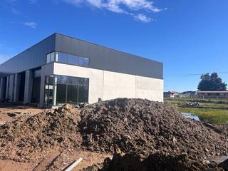 Bedrijfsverzamelgebouw De Rick biedt moderne werkruimte op de voormalige Sega-Meat site aan de Ricksteenweg 23B. Het park omvat 14 casco...