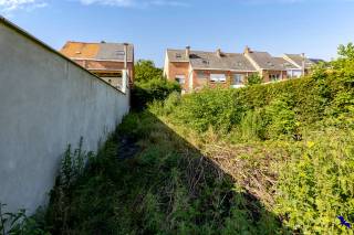 Welkom in Willebroek!<br /><br />Deze bouwgrond bevindt zich aan de Vaartstraat 20, in een rustige en aangename woonomgeving. Deze locatie biedt een fijne combinatie van privacy en bereikbaarheid. De rustige straat zorgt voor een aangenaam en veilig woongevoel.<br /><br />Het perceel heeft een totale oppervlakte van 240 m², met een straatbreedte van 6 meter en een diepte van maar liefst 39,5 meter. Dit maakt het geschikt voor het realiseren van een compacte, functionele woning met een optimale indeling.<br /><br />Dankzij de centrale ligging in Willebroek is er een goede verbinding naar omliggende steden zoals Antwerpen, Brussel en Mechelen via de nabijgelegen snelwegen. Winkels, scholen en andere dagelijkse voorzieningen bevinden zich in de buurt en zijn makkelijk te bereiken.<br /><br />Interesse? Contacteer ons kantoor via info@hiro.be of 03 230 00 14.