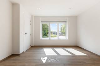 <p><span>Kwalitatief gerenoveerde woning vlakbij centrum</span></p><p><span> </span></p><p><span>Belangrijkste troeven:</span></p><p><span>- Centrale ligging op wandelafstand van centrum</span></p><p><span>- Volledig kwalitatief gerenoveerd</span></p><p><span>- Voorzien van warmtepomp met vloerverwarming, zonnepanelen...</span></p><p><span>- 2 volwaardige slaapkamers</span></p><p><span>- Vaste trap naar zolder voor extra mogelijkheden</span></p><p><span>- Knappe badkamer</span></p><p><span>- Ruime tuin met aangelegd terras</span></p><p><span>- Voorzien van kelder</span></p><p><span> </span></p><p><span>Bekijk zeker ook de 3D virtuele rondleiding en de grondplannen met de afmetingen. Zo krijgt u van thuis uit al een perfect beeld van wat deze woning te bieden heeft!</span></p><p><span>Wenst u meer info of een vrijblijvende bezichtiging, contacteer dan ons kantoor op het nummer 014 39 99 99 en wij helpen u graag verder.</span></p>