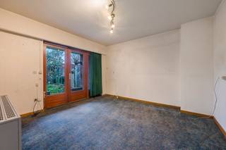 <p>Op zoek naar een woning met veel potentieel, garage &amp;amp; tuin in centrum Burcht?<br />Lees hier dan zeker verder!<br /><br />Deze grote, statige gezinswoning combineert ruimte &amp;amp; functionaliteit. De ideale ligging in een buurt met vlotte verbindingen naar scholen, winkels &amp;amp; openbaar vervoer, maakt het wonen hier extra aantrekkelijk.<br /><br /><strong>Kelder:  </strong>Kelder (30m²) waarin je rechtop kunt staan. Verwarming gebeurt op mazout, met een traditionele combiketel met ingebouwde warmwaterboiler.</p>

<p><strong>Gelijkvloers:</strong> Via de ruime hal ( m²), kan u ten einde de eerste slaapkamer vinden, met directe toegang naar de tuin. Er is een extra ruimte aanwezig die dienst kan doen als bureau, hobbykamer of dressing. De inpandige, maar vooral ruime garage, met voldoende opbergruimte is hier ook makkelijk bereikbaar.<br /><br /><strong>1steV:</strong> Hier vind je een gigantische leefruimte ( m²) met grote raampartijen voor extra veel lichtinval. De keuken ( m²) kan je bereiken via de hal, er is een leuk doorgeefluik. Het terras (10m²), ideaal om te ontbijten met zicht op de mooie tuin (55m²) <br /><br /><strong>2deV:</strong> hier kan je twee slaapkamers (12m², 12m²), een kamer van m² vinden en de badkamer<br /><br />Zou dit je nieuwe thuis kunnen worden? Plan nu een bezoek in met uw makelaar! </p>