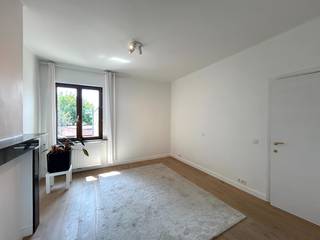 Dit instapklare appartement met twee slaapkamers is ideaal gelegen vlakbij het centrum van Tielt, waardoor u geniet van een uitstekende bereikbaarheid en alle nodige voorzieningen binnen handbereik. Diverse winkels, gezellige horecazaken, openbaar vervoer, sportfaciliteiten en onderwijsinstellingen bevinden zich op korte afstand, wat het dagelijks leven bijzonder comfortabel maakt.<br /><br />Op de eerste verdieping vindt u een volledig geïnstalleerde keuken die naadloos aansluit op de lichtrijke woon- en eetkamer. Verder beschikt deze verdieping over een verzorgde badkamer en een praktische technische ruimte die extra opbergruimte biedt.<br /><br />De tweede verdieping omvat twee volwaardige slaapkamers, beide voorzien van ingemaakte kasten, wat zorgt voor optimaal gebruik van de beschikbare ruimte.<br />Daarnaast is er op deze verdieping nog een extra badkamer aanwezig.<br /><br /><strong>Goed om weten: </strong><br />Basishuurprijs: €750,-/maand <br />Vrij vanaf: 01/07/2026<br />Mogelijkheid tot huren van een garage: €50,-/maand<br /><br /><strong>Ook wild geworden van deze thuis? <br />Twijfel niet langer en leg vandaag nog uw bezoek vast! </strong>