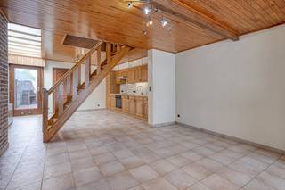 Située au centre de la rue Noordstraat 188 (Maldegem), cette maison comprend 3 chambres, 2 salles de bains, un garage avec accès à la propriété,...