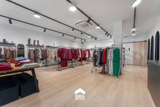 Uiterst commercieel gelegen handelspand op een ideale locatie in het centrum van Veldegem.Volledig vernieuwde handelsruimte met een totale...