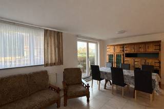 <p>Gelijkvloers appartement bestaande uit: ruime leefruimte, ingerichte open keuken, nachthal, apart toilet, 2 slaapkamers, badkamer met ligbad, wasplaats en garage.<br /><br />Rustig gelegen te Geel-Larum en vlot bereikbaar.<br /><br />Huurprijs: €775/maand (geen extra algemene kosten).<br /><br />Contacteer ons kantoor voor meer info of een bezoek ter plaatse via 0472/533.946 of mail naar info@immo-b.be!</p>