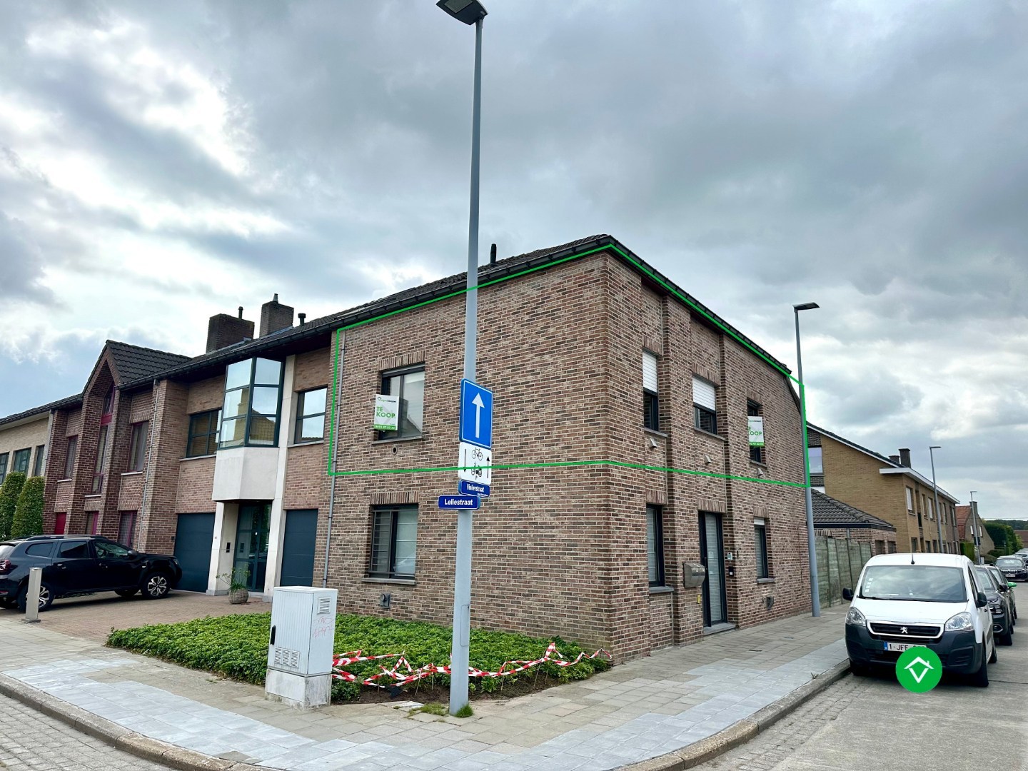 Ruim duplexappartement met terras en garage nabij centrum Roeselare - foto 1