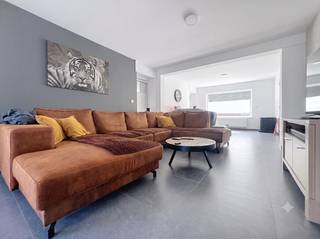Cette maison spacieuse et lumineuse est située au calme à Ichtegem et offre tout le confort nécessaire à une famille à la recherche d'un grand espace de vie, d'un grand jardin et d'un aménagement pratique.Disposition de la maison :- Rez-de-chaussée- Hall d'entrée avec toilettes séparées pour les invités- Espace de vie très spacieux et lumineux- Grande cuisine avec beaucoup d'espace pour un coin repas- Local de rangement avec raccordement pour machine à laver- Sous-sol, idéal comme espace de rangement supplémentaire- Agréable jardin avec terrasse- Plusieurs places de parking privées à l'arrière de la maisonPremier étage :- 2 chambres très spacieuses- Salle de bain équipée d'une douche à l'italienne et d'un lavaboDeuxième étage :-Très grande pièce mansardée qui peut parfaitement servir de troisième chambre, de salle de loisirs ou de bureau- Local de rangement séparé avec système de chauffage centralLes avantages de cette maison :3 chambres spacieusesGrand espace de vie et cuisineCave pratique et espace de rangement supplémentaireJardin avec de nombreuses possibilitésPlusieurs places de parking sur placeSituation paisible à IchtegemCV/gaz naturelVous êtes intéressé par cette propriété à louer à Ostende ? Rendez-vous sur le site www.dewaele.com, cliquez sur le bien que vous souhaitez louer. À l'aide du bouton rouge « demandez votre visite », nous vous demandons de remplir brièvement un profil. Ensuite, nous vous contacterons pour une visite. Les rendez-vous ne peuvent pas être pris par téléphone.Les images générées par l’IA sont fournies en guise d'inspiration. Elles ne tiennent pas compte des spécifications techniques, ni des renseignements urbanistiques, ni des possibilités concrètes de réalisation.