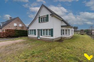 Te renoveren woning met rustige ligging op prachtig perceel.Deze rustig gelegen woning op een ruime perceel van 2.213m² kan een leuk projectje...