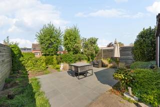 Te koop: Charmante gezinswoning met garage en uitweg in Deerlijk In een rustige en goed bereikbare buurt in Deerlijk bevindt zich deze...