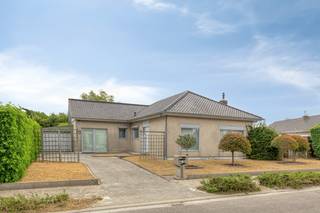 <p><span>Deze residentieel gelegen VILLA met 3 SLAAPKAMERS en GARAGE is ingeplant op een perceel van 572m2. Deze tijdloze laagbouwvilla, omringd door een prachtig aangelegde TUIN, omvat: inkomhal met toilet, LICHTOVERGOTEN living (gashaard & grote RAAMPARTIJEN) met toegang tot de veranda, leefkeuken (o.a k</span>eramische kookplaat, oven, microgolfoven, ijskast, vaatwas<span>, ...), 3 slaapkamers, moderne badkamer (lavabomeubel, inloopregendouche). Bergzolder. Garage + oprit. Genieten van het zonnetje kan perfect in de tuin rondom de woning met aangelegd terras en tuinhuis. Extra troeven: fantastische locatie, gelijkvloers wonen, rolluiken, CV op aardgas,... Mooi & rustig wonen! (sted. inl. in aanvraag)</span></p>