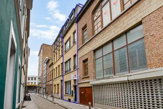 <p><strong>Momenteel verhuurd</strong> aan € 3.550/maand wat zorgt voor € 42.600 op jaarbasis. Dit resulteert in een <strong>rendement van maar liefst 9,40%.</strong></p>
<p>Het gebouw is geacht vergund en met de juiste persoon die van aanpakken weet, ligt de officiële vergunning binnen handbereik!</p>
<p>Bent u op zoek naar een slimme en rendabele investering in het bruisende hart van Antwerpen? Dan is deze opbrengsteigendom een buitenkans die u niet wil missen! Gelegen op een toplocatie slechts op een steenworp afstand van het Centraal Station, de befaamde Meir en verschillende hotspots, biedt dit pand alles wat jouw huurders te wensen hebben: comfort, functionaliteit en een levendige omgeving. Bij binnenkomst vindt u op het gelijkvloers een uiterst handige fietsenstalling en een gemeenschappelijke eetkamer. Aangrenzend bevindt zich een volledig uitgeruste keuken welke werd voorzien van een elektrische kookplaat, dampkap, spoelbak, oven en andere essentiële voorzieningen voor dagelijks gebruik. Als extra troef heb je hier een stadskoer van maar liefst 10 m². Verder is het eigendom ingedeeld in 3 appartementen (40 m²) &amp; 3 studio’s (16 m²). Elks slim ingericht met eigen sanitair voor optimaal wooncomfort. De appartementen beschikken alsook over een aparte slaapkamer, leefruimte en geïnstalleerde keuken.</p>
<p><strong>Technische gegevens:</strong> Elektriciteit is conform! Kelder aanwezig, centrale verwarming op stookolie, grotendeels dubbele beglazing in hout of pvc.</p>
<p><strong>Bodemattest, Stedenbouwkundige inlichtingen en asbestattesten aanwezig! Bevindt zich niet in een risicozone voor overstromingen (P- en G-score B). Renovatieverplichting niet van toepassing.</strong></p>