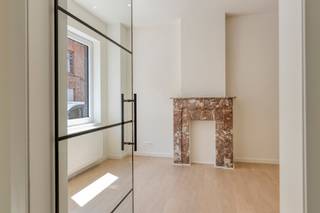 <p><strong><span>Kwalitatief totaal gerenoveerde gezinswoning met 3 slaapkamers op toplocatie in Kessel-Lo</span></strong></p>
<p><span>Ben je op zoek naar een instapklare woning waar je zonder zorgen meteen kan intrekken? Dan is deze prachtig gerenoveerde gezinswoning in Kessel-Lo zeker een bezoek waard.</span></p>
<p><span>De woning onderging een kwalitatieve totaalrenovatie en werd afgewerkt met duurzame materialen en een hedendaagse uitstraling. Binnen geniet je van een lichtrijke leefruimte, een moderne keuken en drie volwaardige slaapkamers. Aansluitend aan de keuken bevindt zich bovendien een extra ruimte die perfect kan dienen als bureau, berging of hobbykamer.</span></p>
<p><span>Achteraan wacht een gezellige, onderhoudsvriendelijke tuin die grenst aan het Paek Michotte. Hier geniet je in alle rust van een groene omgeving, terwijl je toch vlak bij het centrum van Leuven woont.</span></p>
<p><span>De woning heeft een kelder en biedt daardoor heel wat praktische bergruimte. </span></p>
<p><span>De uitstekende ligging, dichtbij winkels, scholen, openbaar vervoer en belangrijke invalswegen, maakt dit de ideale woning voor gezinnen, jonge koppels of iedereen die op zoek is naar een kwalitatief gerenoveerde woning op een centrale locatie.</span></p>
<p>Voor een bezoek of meer info:<br />Bel 0474 38 63 93 of mail naar lotte@immogve.be</p>