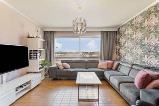 <p>Hartelijk welkom in Bree. Het romantische stadscentrum met haar historische gebouwen bruist van het leven. Je vindt er een kwaliteitsvol winkelaanbod, leuke terrasjes en brasserieën maar ook bekende winkelketens, vele supermarkten en een groot sport- en vrijetijdsaanbod.</p>

<p><br />Het appartement beschikt over 3 slaapkamers, 1 badkamer en keuken. In de kelder is er een parkeerplaats en een kelderberging die bij het appartement horen. Supermarkten, winkels en horecagelegenheden liggen op wandelafstand van het pand. Vanaf de vierde verdieping heeft u een aangenaam uitzicht over de Bree'se skyline. </p>

<p>Het appartementsgebouw beschikt over een lift die vanuit de kelder tot iedere verdieping gaat. </p>

<p><br /><strong>Enkele troeven:</strong></p>

<ul><li><strong>Locatie:</strong> Aangenaam vertoeven in het centrum van Bree, voldoende parkeermogelijkheden voor het appartementsgebouw en alle dagdagelijkse benodigdheden op wandelafstand.</li></ul>

<ul><li><strong>Instapklaar</strong>: met een conforme elektrische keuring en een gunstig EPC-label kan je als koper het appartement direct inrichten naar jouw smaak.</li><li><strong>Lift:</strong> Zowel het appartement als kelder zijn met lift bereikbaar.</li></ul>

<p><br />Wil je graag in Bree (blijven) wonen? Vraag je bezichtiging aan via 089 46 48 63 of impact@era.be. Khaz helpt je graag verder.</p>