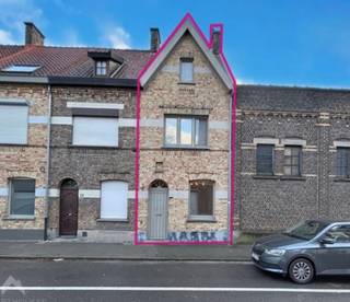 <p>Deze charmante, centraal gelegen woning combineert een gezellige sfeer met een praktische indeling.<br />De inkomhal brengt je naar de warme leefruimte met zit- en eethoek, aansluitend op de geïnstalleerde open keuken. De badkamer is uitgerust met een inloopdouche, lavabo en toilet. De knusse patio vormt een aangename buitenplek om heerlijk te ontspannen.</p>
<p>Op de verdieping bevinden zich twee ruime slaapkamers met ingebouwde kasten. Eén slaapkamer beschikt bovendien over een aanpalende bureauruimte en een extra toilet, ideaal voor thuiswerk of een rustige hobbyruimte.<br />Via een zolderluik bereik je de ruime zolder van ca. 30 m², perfect voor extra opslag of een bijkomende inrichting.</p>
<p>Naast de woning bevindt zich een overdekte parkeergelegenheid, met de mogelijkheid om een parkeerplaats te huren.</p>
<p><strong>Extra troeven:</strong></p>
<ul>
<li>Overal rolluiken</li>
<li>Dubbel glas</li>
<li>Centrale ligging</li>
<li>Nabij station, scholen en stadscentrum</li>
<li>Mogelijkheid tot huren parkeerplaats</li>
<li>Instapklaar</li>
</ul>
Deze woning is te koop ZONDER makelaar via het concept van Smart Houses! Wenst u verdere inlichtingen of bezoek? Contacteer rechtstreeks de eigenaar via 0475/26.65.80