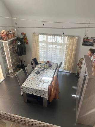 Op zoek naar een goed onderhouden en veelzijdige woning met maar liefst 3 slaapkamers én als extra commerciële mogelijkheden?Deze charmante woning...