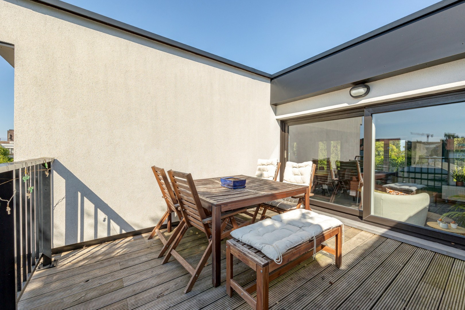 Gerenoveerd (2017) 2-slaapkamer appartement (112m²) met terras en autostaanplaats! - foto 2