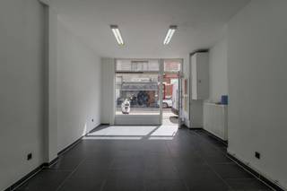 Cette propriété unique offre une combinaison d'un rez-de-chaussée commercial et d'un appartement de 4 chambres à l'étage, ce qui en fait...