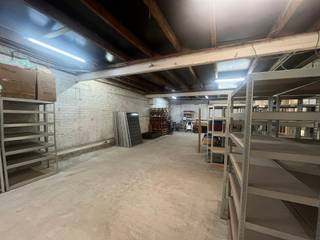 Commercial building for rent in Erembodegem strategically located close to the E40 motorway. This property consists of a studio space of +/- 300 m² with sufficient headroom, concrete floor, lighting, sanitary facilities and entrance hall. On the first floor, there are 2 floors of +/- 200 m² of office/polyvalent space with various meeting rooms, offices, kitchenette and archive space. At the front of the building there are 4 more parking spaces. The property will be available in Q2 2025.<br /><br />If interested, contact Structura.biz for a site visit!