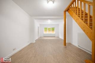 Deze rijwoning op de Citadellaan te Diest werd recent gerenoveerd. De gezellige woonkamer en aansluitende eetkamer vormen samen met de keuken het hart van het huis, door het ruime overdekte terras heb je aansluiting op een leuke stadstuin. Op de eerste verdieping vindt je 2 slaapkamers . De voordeur is gezamenlijk met de woning erlangs, deze wordt tevens te huur aangeboden.<br /><u><strong>Indeling:</strong></u><br /><u><strong>Gelijkvloers:</strong></u> gemeenschappelijke inkomhal, leefruimte met eetkamer, keuken, badkamer, technische ruimte<br /><u><strong>1e verdieping:</strong></u> nachthal, 2 slaapkamers<br /><strong><u>exterieur: </u></strong>Terras, tuintje<br /><br /><strong>Kom deze woning vrijblijvend ontdekken op onze Meet & Rent op 29 september 2026 van 15.00u tot 17.00u</strong><br /><br />Is jouw interesse gewekt? 'Stel je kandidaat' <br /><br />
