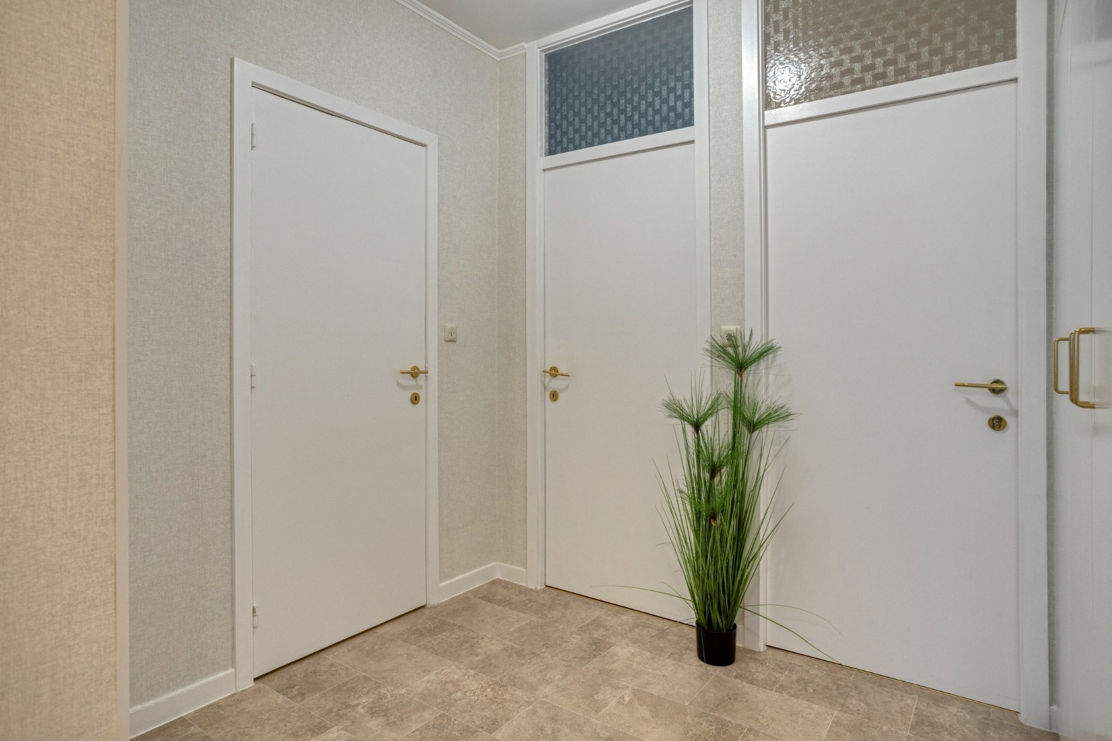 Zeer mooi gerenoveerd appartement met 2 slaapkamers en garage! - foto 3