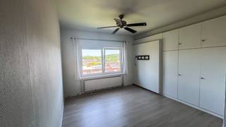 Instapklaar 2-slaapkamerappartement met terras, garage en tuin in groene Neerlandwijk<br /><br />In de rustige en gegeerde Neerlandwijk te Wilrijk bevindt zich dit verzorgd en lichtrijk appartement op de 4de verdieping van een goed onderhouden gebouw met lift. Dankzij de ligging zonder bovenburen geniet u hier van extra rust en privacy.<br /><br />De leefruimte van ca. 27 m² baadt in het licht en sluit naadloos aan op de eetruimte en open keuken, uitgerust met alle nodige toestellen. Via het schuifraam bereikt u het gezellige terras van 6 m² waar u heerlijk kan genieten van de avondzon.<br /><br />Het appartement beschikt over 2 slaapkamers (17 m² en 9 m²), beide voorzien van ingemaakte kasten en een mooi open uitzicht. De badkamer (5 m²) is stijlvol ingericht met regendouche, lavabomeubel en aansluiting voor wasmachine en droogkast. Verder is er een aparte berging aanwezig.<br /><br />Qua comfort scoort deze woning uitstekend dankzij airconditioning, pelletkachel en een recente gascondensatieketel (2022). Overal is hoogrendementsbeglazing in PVC voorzien, samen met vliegenramen en rolluiken.<br /><br />Extra troeven zijn de privatieve berging, de autostaanplaats in de garage met automatische poort (inbegrepen in de prijs) én de mooie gemeenschappelijke tuin waar bewoners vrij gebruik van kunnen maken.<br /><br />Topligging nabij winkels, scholen, openbaar vervoer, het Park van Eden, het Neerhofke en met een vlotte verbinding naar Antwerpen en de A12/Ring.<br /><br />Indeling & oppervlaktes<br /><br />* Bewoonbare oppervlakte: 85 m²<br />* Living: 27 m²<br />* Keuken: 6 m²<br />* Badkamer: 5 m²<br />* Slaapkamer 1: 17 m²<br />* Slaapkamer 2: 9 m²<br />* Terras: 6 m²<br /><br />Extra info<br /><br />* EPC: 270 kWh/m² jaar – label C (geen renovatieplicht)<br />* Elektriciteit niet conform AREI<br />* Maandelijkse kosten: €152<br />* Bouwjaar: 1972<br />* Asbestveilig<br />* Garage inbegrepen<br /><br />Adres: Paviljoenlaan 9/401, 2610 Wilrijk.