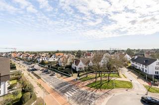 Découvrez cet appartement d'angle avec vue dégagéeCet appartement d'angle lumineux vous accueille dans un hall d'entrée spacieux, équipé d'un...