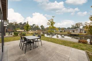<p>Interesse? Neem gerust contact op met Noor Helsen via noor.helsen@copandi.be of via +32 471 90 18 10.<br /><br />Plan online je bezoek in via deze link!</p><p>Als je op zoek bent naar een tweede verblijf waar je volledig tot rust kan komen, ben je hier aan het juiste adres!</p><p>Deze mooie gemeubileerde 4-persoons vakantiewoning is prachtig gelegen aan het water op het verzorgde EuroParcs domein Zilverstrand in Mol. De vakantiewoning beschikt over een ruime leefruimte met volledig uitgeruste open keuken met ingebouwde oven en vaatwasser, eethoek en gezellige zithoek. Vanaf het terras heeft u een geweldig uitzicht op het meer. Er zijn twee slaapkamers die allen voorzien zijn van voldoende kastruimte. De badkamer is uitgerust met een douchecabine, lavabomeubel, handdoekradiator en toilet. Buiten is het genieten op een ruim terras met prachtig uitzicht op het meer.</p><p>Naast eindeloos waterplezier in het overdekt zwembad en in de zwemvijver, kan je gedurende het hele jaar genieten van de faciliteiten van het park: wellness, speeltuin, meer aan het strand, kabelbaan en vele wandel- en fietsmogelijkheden. Ook is er de mogelijkheid tot mini-golf, sup-verhuur, fietsverhuur, restaurant en supermarkt.<br />Als je een bepaalde periode van het jaar geen gebruik wilt maken van de bungalow kan de verhuurservice van EuroParcs zorgen voor een extra inkomen.<br /><br />Meubels, apparatuur en uitrusting van de keuken zijn inbegrepen in de prijs. Het park vraagt een jaarlijkse bijdrage voor gebruik van alle faciliteiten en de huur van de grond. Er zijn geen aankoopkosten of btw verschuldigd.<br /><br />✅ Meubels inbegrepen<br />✅ Parkeermogelijkheid voor chalet<br />✅ Geen aankoopkosten of BTW<br />✅ Twee comfortabele slaapkamers <br />✅ Topligging nabij het Zilvermeer en prachtige Kempense natuurgebieden</p>
