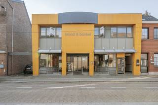 <p>Dit ruime handelspand in het centrum van Borsbeek combineert een goed zichtbare commerciële ruimte met een bovenliggend appartement. Het handelspand beschikt over een eigen oprit en een achterliggend magazijn van circa 235 m². Het commerciële gelijkvloers geniet van een sterke zichtbaarheid dankzij de centrale ligging. Op de bovenverdieping bevindt zich een appartement met vier slaapkamers, dat door de vele lichtinval een aangename woonomgeving biedt. De ligging in het centrum zorgt bovendien voor een vlotte bereikbaarheid en een goede connectie met lokale voorzieningen.</p>