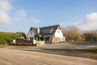 Ce projet d'investissement comprend actuellement trois entités cadastrales distinctes.<br /><br />1. Maison de commerce sur un terrain de 948 mètres carrés. Cette maison est à rénover et offre donc  certaines possibilités de rénovation. <br />Opportunité  pour, entre autres, un immeuble commercial avec logement, espace commercial, cabinet de groupe, ... avec un grand parking. Largeur du terrain côté rue 24 m, <br /><br />2. Terrain à bâtir sans obligation de construction de 533 mètres carrés. Largeur de la parcelle côté rue 21 m, <br /><br />3. Prairie d'une superficie de 2142 mètres carrés.<br /><br />Ce projet d'investissement comprend actuellement les trois entités susmentionnées. <br />Ou comme terrain pour un projet de construction neuve : <br />- lotissement avec deux bâtiments fermés et un semi-ouvert, avec prairie à l'arrière. En cours de demande. <br />- pour, entre autres, un immeuble commercial au rez-de-chaussée (commerce de détail, horeca, bureaux, ...) avec des logements à l'étage(s). <br /><br /><br /> Pour plus d'informations (cadastre, EPC, amiante, VGI, etc.), cliquez sur le bouton « demande d'informations » sur cette page. Vous recevrez alors toutes les informations disponibles et nous vous contacterons pour planifier un rendez-vous sur place. Vente : Pieter Cardoen, 0475 36 12 52,  pieter@cornelis-partners.be<br />Les dimensions mentionnées dans l'annonce ci-dessus sont fournies à titre indicatif et ne sont pas contractuelles.<br />Le bâtiment commercial est actuellement soumis à l'obligation de rénovation en vigueur en Flandre.
