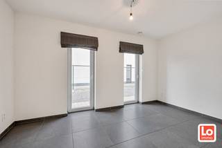 IN OPTIE! Deze recente en degelijke houtskelet woning met afzonderlijke garage is instap klaar en voldoet aan alle huidige én toekomstige energienormen. De woning bevat op het gelijkvloers een ruime inkomhal met gastentoilet, een bureel/slaapkamer, een heel lichtrijke woonruimte met open volledig geïnstalleerde keuken en zicht op de tuin en een wasplaats/berging. Op de eerste verdieping is er een ruime nachthal en zijn er drie ruime slaapkamers en een badkamer met inloopdouche en was meubel. Er is eveneens een afzonderlijk toilet. Er is een mooi aangelegd terras en een grote tuin met open zicht. <br />De woning is voorzien van alle comfort, wordt verwarmd via een warmtepomp (vloerverwarming) en beschikt over een ventilatie D-systeem. De PVC ramen zijn voorzien van hoog rendementsglas.<br />Wil u deze instapklare woning bezoeken? Stuur een mail naar gunther@loimmo.be en wij nemen contact met u op om een bezoek in te plannen tijdens het bezoekmoment.