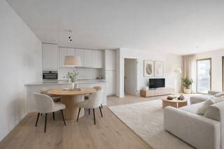 Op de hoek van de Victorialaan en de Fortstraat verrijst residentie Arcade, een luxueus woonproject met tijdloze architectuur. Dankzij de elegante vormgeving en stijlvolle verspringingen straalt dit gebouw pure klasse uit. Vanuit uw appartement geniet u van een adembenemend uitzicht op CentralPark@Sea, een unieke troef die elke dag opnieuw voor een instant vakantiegevoel zorgt. Dit appartement op de vierde verdieping beschikt over twee ruime slaapkamers en werd afgewerkt met kwaliteitsvolle materialen, wat garant staat voor een hoge afwerkingsgraad en een instapklare woonervaring. Daarnaast beschikt het gebouw over een gemeenschappelijke fietsenberging, wat zorgt voor extra comfort en gemak. Laat u verleiden door de combinatie van stijlvol wonen en ultiem wooncomfort. Contacteer ons vandaag nog voor meer informatie of een bezoek aan deze exclusieve wooneenheid. Verkoop onder btw stelsel.