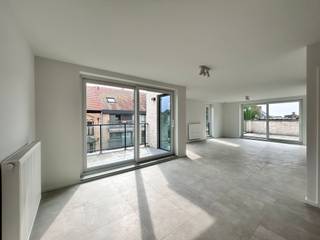 Op wandelafstand van het centrum van Diksmuide bevindt zich dit ruim en instapklaar appartement met 2 slaapkamers en 2 zeer grote terrassen...