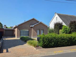 <p><span>GOED ONDERHOUDEN EN GEZELLIGE LAAGBOUWILLA 146M² MET 2 SLAAPKAMERS, GARAGE EN ZUIDWEST-GEORIËNTEERDE TUIN</span></p><p><span>rustige ligging in doodlopende straat nabij centrum en station met vlotte bereikbaarheid via N16, A12 en N17</span></p><p><span> </span></p><p><span>Gelijkvloers:</span><span> Ruime inkomhal (18m²) / wc / living met eetplaats (35m²) met toegang tot groot terras en aangename zuidwest-georiënteerde tuin / recente en super-ingerichte keuken (3,5 x 3,3m) (bouwjaar: 2019) / berging (2 x 1,5m) / 2 ruime slaapkamers (4,4 x 4,2m; 3,9 x 3m) / badkamer met wastafel, ligbad en douche / garage (5,5 x 3,2m) met wasplaats (3,4 x 2,3m).</span></p><p><span>Stockage-zolder (11,4 x 8,4m).</span></p><p><span> </span></p><p><span>Tuin met terras (voorzien van 2 zonnetenten) en tuinberging.</span></p><p><span>Oprit met meerdere autostaanplaatsen.</span></p><p><span> </span></p><p><span>Woning is herschilderd en voorzien van lichtarmaturen en raamdecoratie.</span></p><p><span> </span></p><p><span>Lasten: € 75 / maand (onderhoud en snoeiwerk van de hagen en planten in de achtertuin).</span></p><p><span> </span></p><p><span>Woning is bewoonbaar door maximaal 3 personen.</span></p><p><span> </span></p>