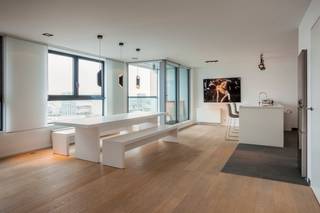 <p>Dit exclusieve appartement van maar liefst ca 210 m² bevindt zich op de 13e verdieping van de recente realisatie ‘London Tower’. Absolute troef is ongetwijfeld het spectaculaire uitzicht over de skyline van Antwerpen met als hoogtepunten de kathedraal, het MAS, de Schelde en de jachthaven. Een uniek zicht dat u nergens anders kan terugvinden!</p>
<p>Het appartement is uitermate kwalitatief afgewerkt met hoogwaardige materialen. Een moderne inrichting met oog voor elk detail vormt de ideale combinatie met de warme toetsen van bijvoorbeeld de doorlopende eiken parketvloer.</p>
<p>De focus overduidelijk op het werkelijk unieke zicht. Een inkomhal met gastentoilet geeft meteen uit op de aangename grote en uiterst lichte leefruimte. Deze vormt één geheel met de luxueus ingerichte open keuken en eetruimte. De keuken is uitgevoerd in een wit greeploos design en hypergeïnstalleerd. Zo zijn kookvuur, vaatwasser, koelkast, diepvriezer en combi microgolfoven netjes ingebouwd. Aan het kookeiland is het niet enkel prettig koken, dankzij de hoge stoeltjes kan deze ook gebruikt worden als gezellige eethoek.</p>
<p>Dankzij de grote raampartijen die over de ganse breedte van de leefruimte lopen, is er werkelijk vanuit elk hoekje een prachtig uitzicht. Het inpandig terras van ca 4 m² maakt het eveneens mogelijk om buiten te kunnen genieten.</p>
<p>De hoofdslaapkamer met dressing en ensuite badkamer straalt pure luxe uit. Dankzij de hoekligging krijgt deze ruimte een ideale lichtinval. De dressing is bovendien een ware droom voor alle modeliefhebbers. Aansluitend bevindt zich een uitmuntende badkamer met ligbad en dubbele lavabo. Kers op de taart is het tweede terras van tevens ca 4 m².</p>
<p>De tweede slaapkamer is eveneens zeer ruim en beschikt over een eigen badkamer met design inloopdouche en lavabo. Een tweede gastentoilet en aparte bergruimte met aansluitingen voor wasmachine en droogkast vervolledigen het appartement.</p>
<p>Wonen boven alles uit met een heerlijk uitzicht en ultieme privacy!</p>
<p>Een private kelderberging en ondergrondse autostaanplaats zijn reeds begrepen in de huurprijs.</p>
<p>Gemeenschappelijke lasten: 240 Euro per maand.<br />Provisie op het verbruik van verwarming en warm water: 280 Euro per maand.<br />De nutsvoorzieningen elektriciteit en water zijn privé op te nemen door de huurder.</p>
<p>Beschikbaar vanaf 1 juli 2026.</p>