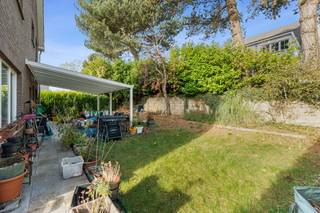 <p><u><strong>Te koop:</strong></u> ruime open bebouwing in Sterrebeek, gelegen in een rustige woonwijk en op korte afstand van het centrum.<br /><br />Deze woning uit 1969 biedt een royale leefruimte en een praktische indeling, ideaal voor gezinnen. De ligging is een echte troef: nabij openbaar vervoer, in een residentiële buurt en op wandelafstand van het centrum van Sterrebeek. Bovendien geniet u van een groene omgeving met scholen, parken en goede verbindingen naar invalswegen.<br /><br />Wandel door de hele woning via de Walkly.<br /><br /><u><strong>Belangrijkste ruimtes:</strong></u><br />• Woonkamer (25,4 m²) met veel lichtinval<br />• Eetkamer (26,6 m²) aansluitend op de woonkamer<br />• Keuken (11,7 m²) met toegang tot bijkeuken (7,4 m²)<br />• 4 slaapkamers (15,4 m²; 21,8 m²; 18,26 m²; 23,9 m²)<br />• Badkamer (7,3 m²)<br />• Bureel (16,0 m²)<br />• Garage (48,9 m²)<br />• Kelder (34,0 m²)<br /><br /><u><strong>Troeven:</strong></u><br />• Nabij openbaar vervoer<br />• Gelegen in een rustige woonwijk<br />• Op wandelafstand van het centrum van Sterrebeek<br /><br />Meer informatie? Contacteer Nicolas Geeraerts via +3223351115<br />JOUW DROOMHUIS. ZO GEVONDEN!</p>