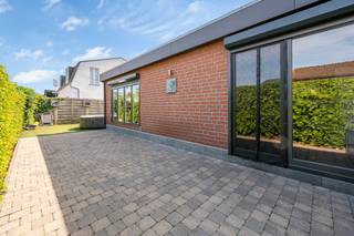 Deze prachtige en instapklare bugalow werd gebouwd in 2013 in een groene en rustige omgeving op het Waasmeer in Tielrode, Temse. De woning heeft een inkomhal, een ruime en lichtrijke leefruimte, een ingebouwde keuken en twee slaapkamers waarvan 1 slaapkamer met ensuite badkamer. De woning is omgeven door een mooi en groot aangelegd terras en een tuin, dit alles in een mooi afgesloten geheel om de privacy in het tuindeel te garanderen. Vooraan de woning is er een ruime oprit (2 tot 3 parkeerplaatsen).<br />Voorzien van alle modern comfort zoals rolluiken en warmtepomp lucht lucht (airco). <br /><br />Elektriciteit:<strong> conform</strong> volgens het AREI tot 27/01/2039<br /><strong>EPC </strong>label <strong>C</strong>: <strong>285 kWh/ (m2 jaar)</strong> (geen renovatieplicht)<br />Stedenbouw: gebieden voor verblijfsrecreatie (<strong>permanent wonen en domicilie plaatsen is mogelijk</strong>), verkavelingsvergunning, geen herstelmaatregel of bestuurlijke maatregel opgelegd, geen overstromingsgevoelig gebied G-score: A P-score: A.<br />Perceel: 244m2.<br /><br />Momenteel heeft de woning 84m2 bruto woonoppervlakte (volgens het EPC) en is er eventuele uitbreiding mogelijk (bijgebouwen alsook extra verdieping mogelijk).<br /><br />Op slecht 5 min van de invalswegen richting Antwerpen of Gent ,centraal gelegen in het groen maar toch overal dichtbij. <br />Hou jij van rust? Of bent je investeerder op zoek naar dé ideale investering?<br />Bel vandaag nog voor een persoonlijke rondleiding naar Taghnee Apers via +32 475 42 89 58 of mail naar taghnee@ocvastgoed.be<br /><br />